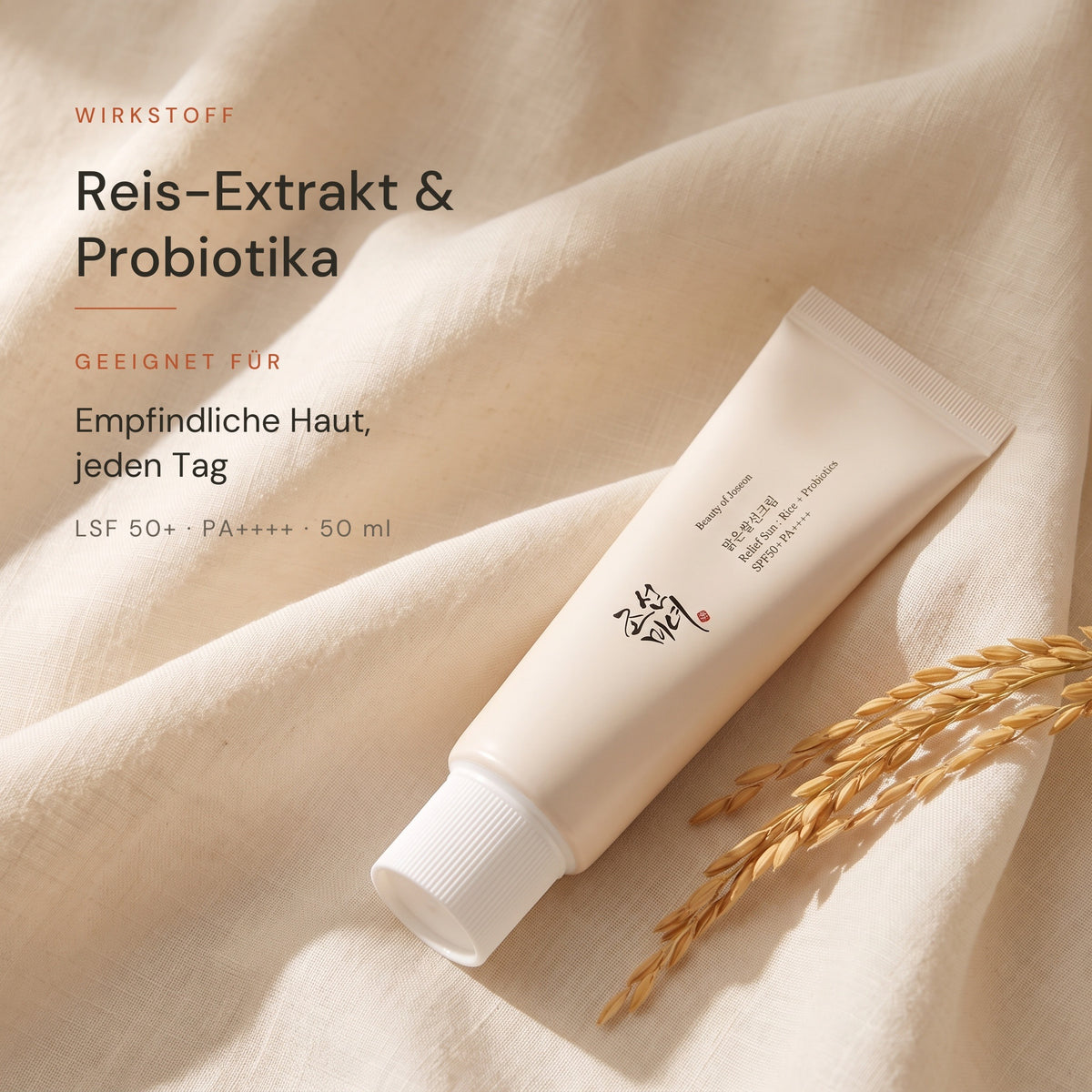 Beauty of Joseon Relief Sun Rice + Probiotics auf hellem Leinen mit Reisähren, Hinweis auf Reis-Extrakt und Probiotika, LSF 50+ PA++++