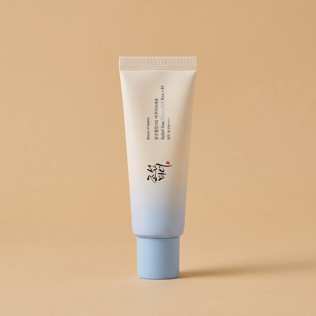 Beauty of Joseon Relief Sun Aqua-Fresh Rice + B5 SPF 50, 50 ml Tube auf sandfarbenem Hintergrund