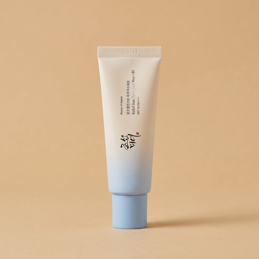 Beauty of Joseon Relief Sun Aqua-Fresh Rice + B5 SPF 50, 50 ml Tube auf sandfarbenem Hintergrund