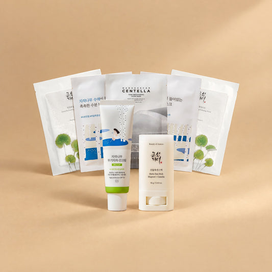 Beruhigungs-Set von Go & Glow: Round Lab Birch Juice Mild-Up Sonnencreme SPF 50, Beauty of Joseon Matte Sun Stick und fünf Tuchmasken als Fächer auf sandfarbenem Hintergrund