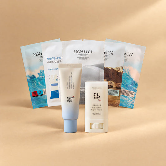 Feuchtigkeits-Set von Go & Glow: Beauty of Joseon Relief Sun Aqua-Fresh Sonnencreme SPF 50, Beauty of Joseon Matte Sun Stick und fünf Tuchmasken als Fächer auf sandfarbenem Hintergrund