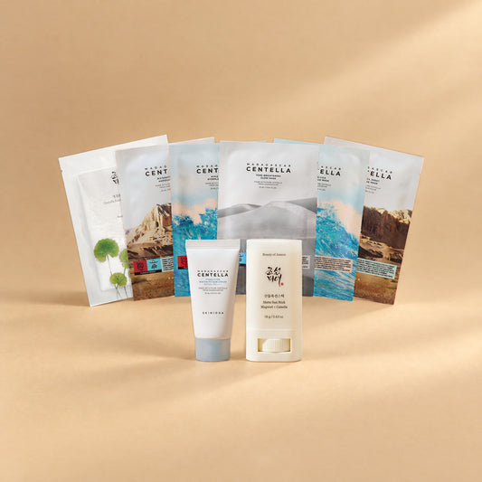Leichtigkeits-Set von Go & Glow: SKIN1004 Hyalu-Cica Water-Fit Sun Serum SPF 50+, Beauty of Joseon Matte Sun Stick und sechs Tuchmasken als Fächer auf sandfarbenem Hintergrund