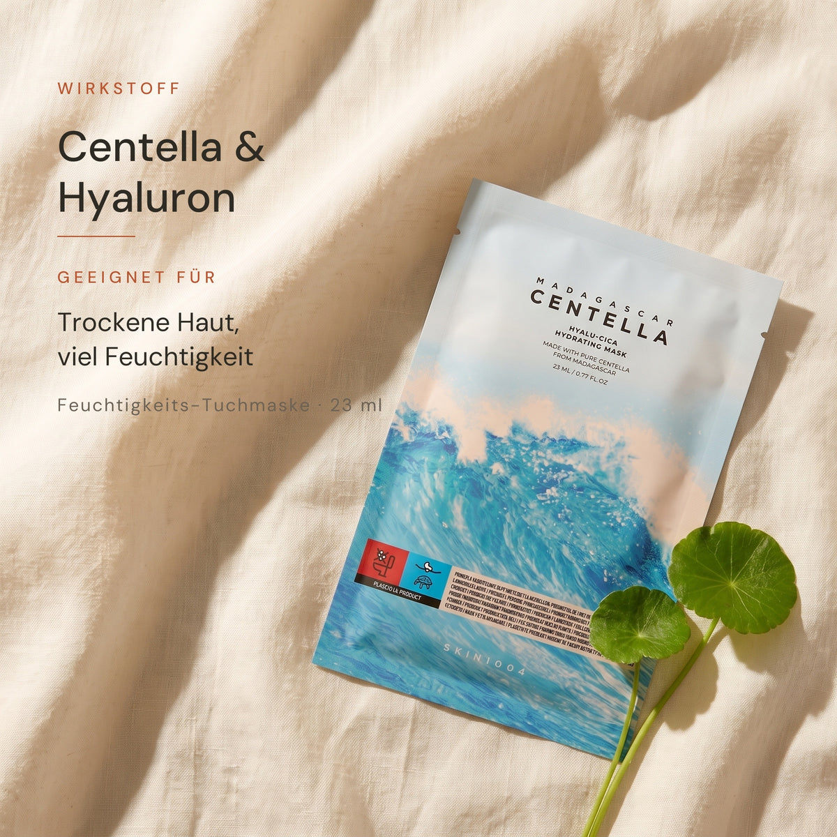 SKIN1004 Hyalu-Cica Hydrating Mask auf hellem Leinen mit Centella-Blättern, Hinweis auf Centella und Hyaluron