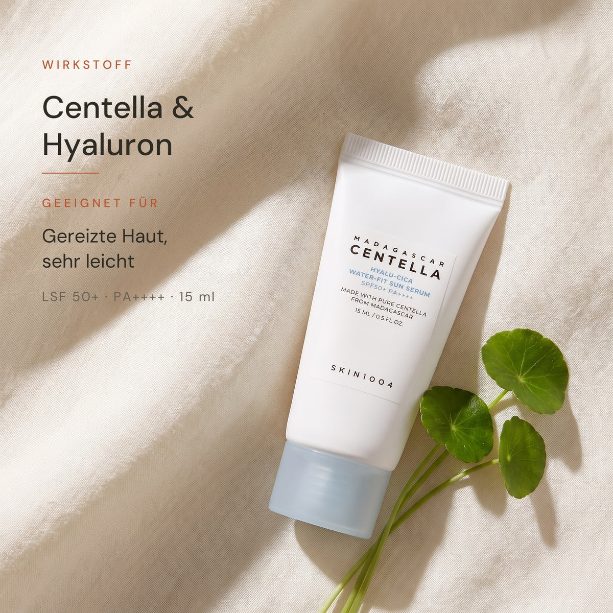SKIN1004 Hyalu-Cica Water-Fit Sun Serum auf hellem Leinen mit Centella-Blättern, Hinweis auf Centella und Hyaluron