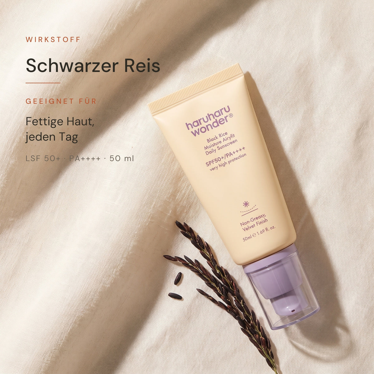 Haruharu Wonder Black Rice Airy-fit Sonnencreme auf hellem Leinen mit schwarzen Reisähren, Hinweis auf schwarzen Reis